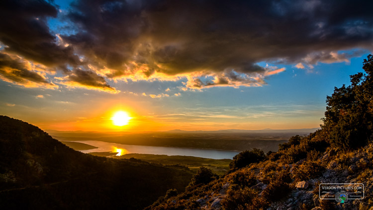 photo coucher de soleil sur le lac de sainte croix Verdon